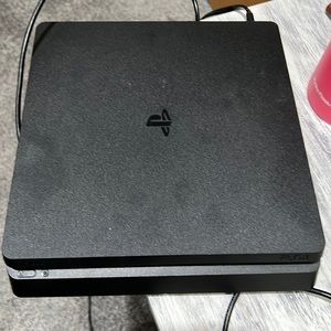 Play Station 4/ PS4 slim!!!